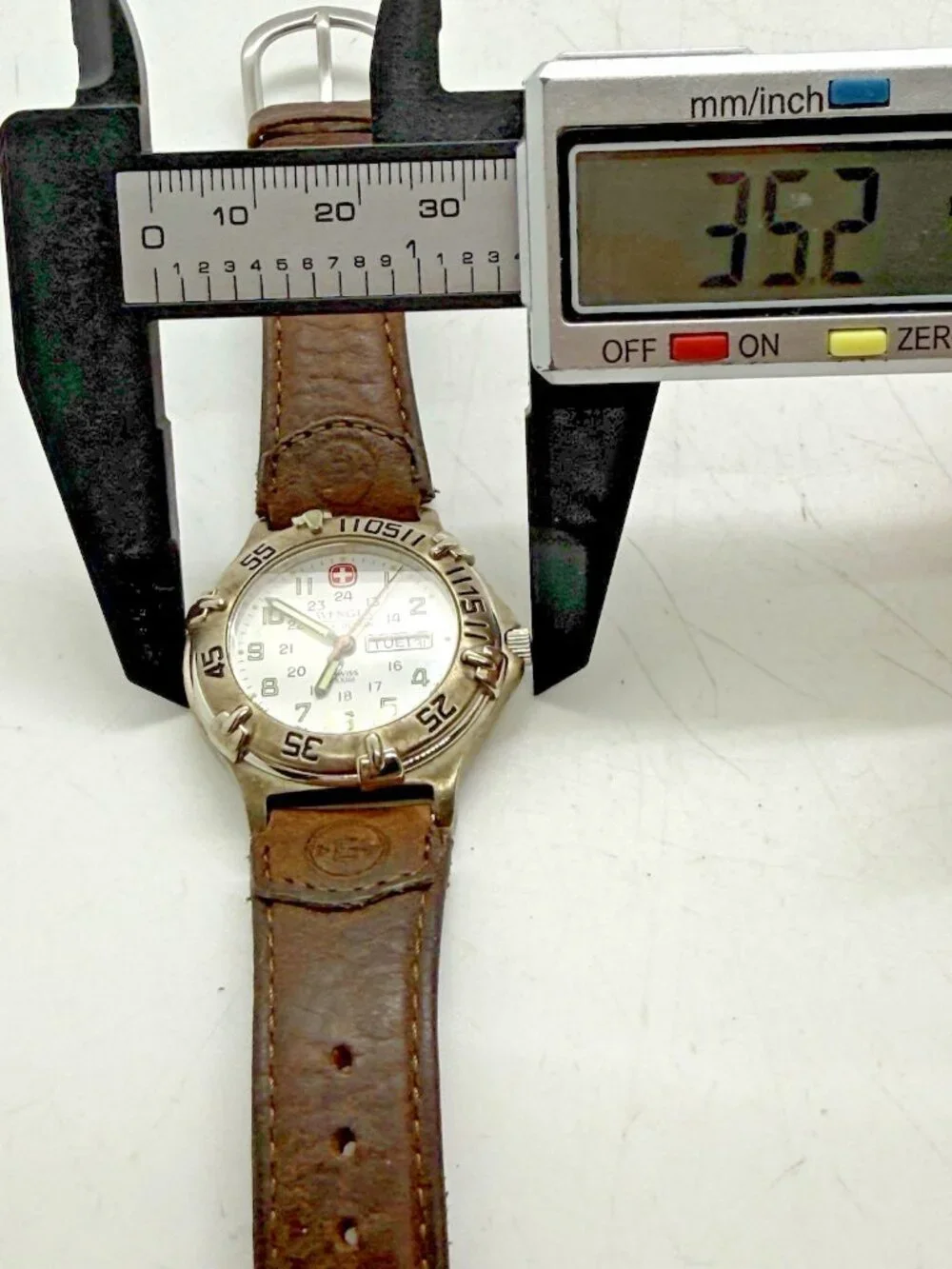 Wenger SAK Design Swiss Watch 091 0680 WR100M Day Date Mineral Crystal Silver